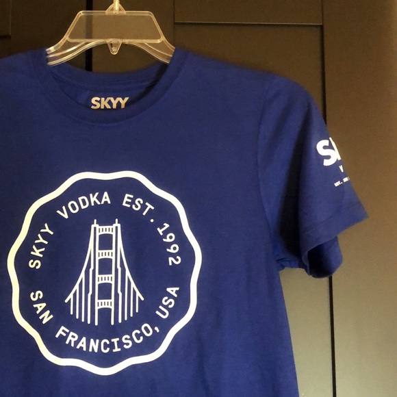🍸NWOT! Skyy Vodka signature blue sustainable t-shirt size small - Picture 6 of 13